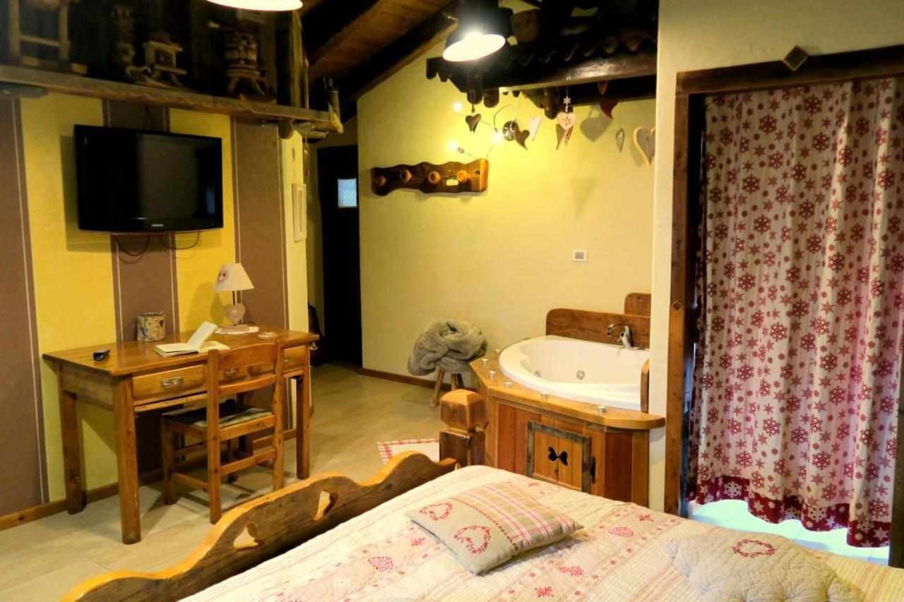 Romantica Suite Con Vasca Idromassaggio Aosta Exterior photo